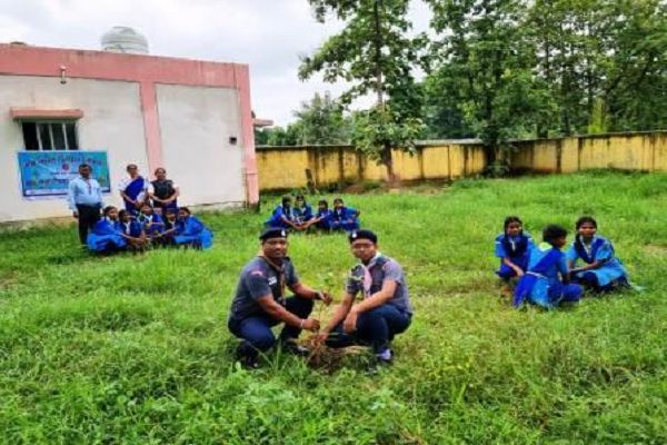 दंतेवाड़ा के एकलव्य विद्यालय परिसर में हुआ ’’एक पेड़ माँ के नाम’’ वृक्षारोपण कार्यक्रम