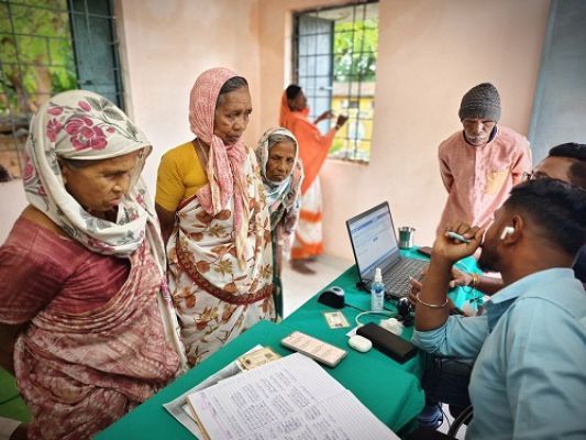 लाभ संतृप्ति शिविर में योजनाओं से लाभान्वित होेने पर हितग्राही हुए प्रसन्नचित