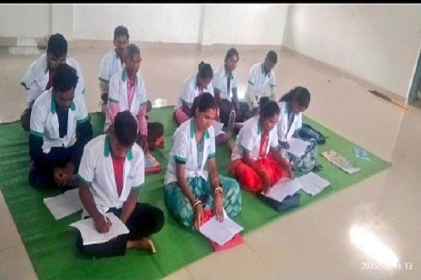 ईंट-गारे के सहारे लखपति दीदी बनने की राह पर बैगा महिलाएं