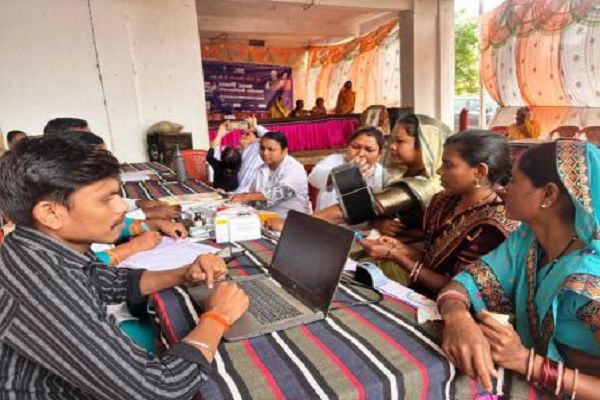 धरती आबा ग्राम उत्कर्ष अभियान : अमाली और दरगहन में लगा संतृप्तिकरण शिविर