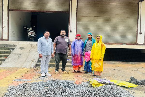  बरसात में भीगते सपनों पर इंसानियत की चादर बिछी,जहां बारिश बनी तकलीफ, वहां एक इंसान बना राहत की बूंद,रेनकोट बांटते दिखे इमरान