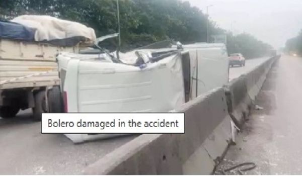 बोलेरो डिवाइडर से टकराई, एक की मौत, दो घायल