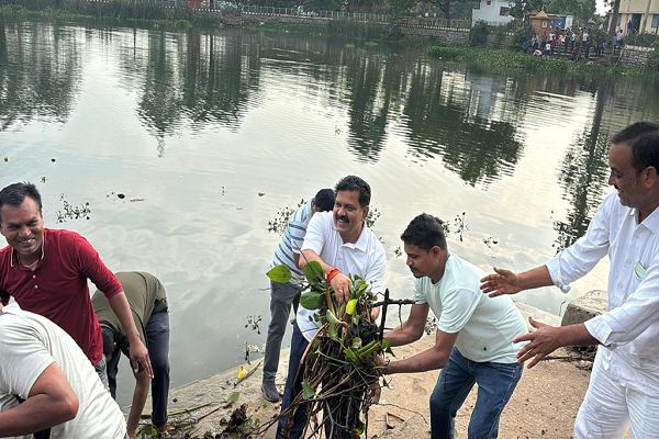 दर्री तालाब में स्वच्छता अभियान, डिप्टी सीएम शर्मा और नपा अध्यक्ष ने किया श्रमदान