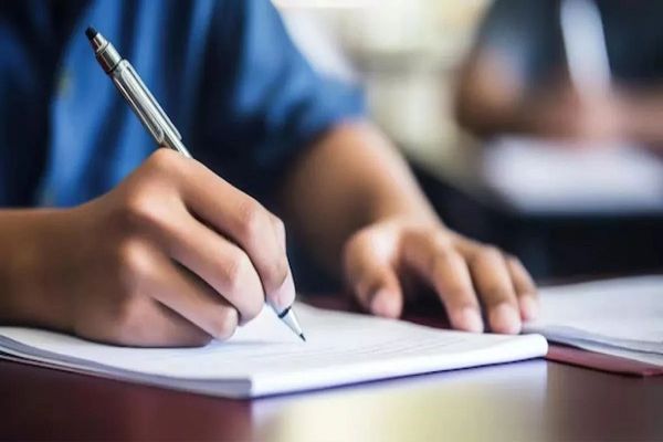 बिलासपुर में सब-इंजीनियर की परीक्षा के दौरान हाईटेक नकल का भंड़ाफोड़, दो युवतियां गिरफ्तार