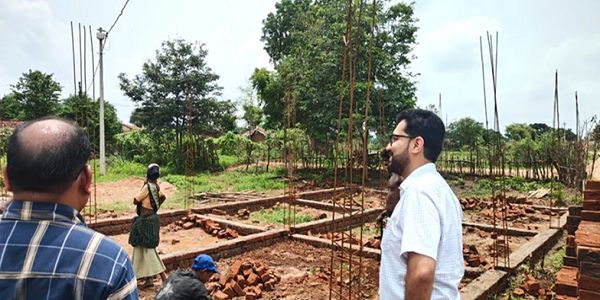 कलेक्टर ने ग्राम बनपचरी में विकास कार्यों की गुणवत्ता का लिया जायजा