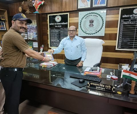  जिला कलेक्टर को व्याख्याता शर्मा ने भेंट की अपनी पुस्तक 'ओ मेरी पाठशाला'
