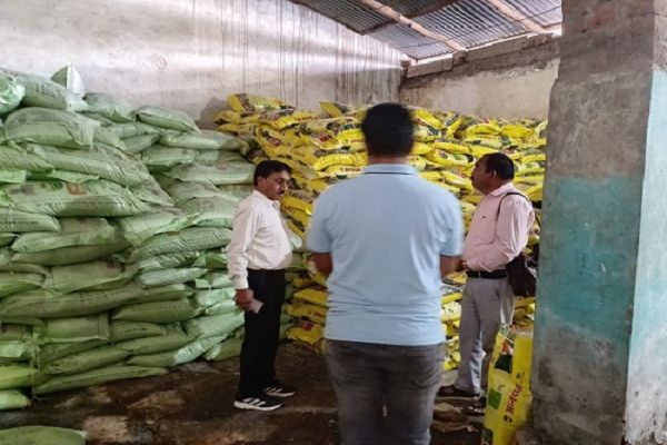 3 दुकानदारों को नोटिस, एक को 3 सप्ताह के लिए खाद बेचने पर लगाया प्रतिबंध