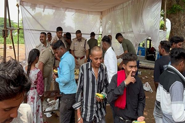 शिवभक्तों की सेवा में जुटी पुलिस: प्रसादी वितरण से भक्ति और मानवता दोनों की मिसाल