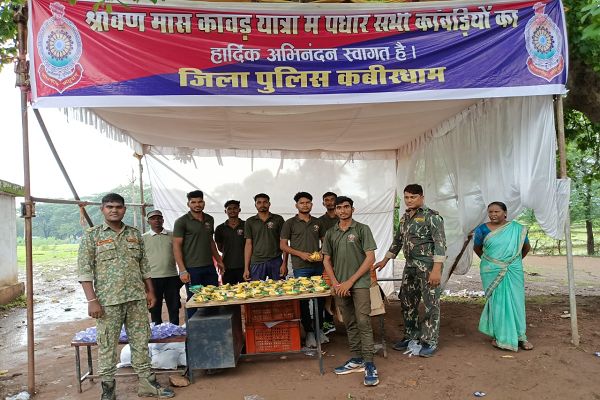  भोरमदेव थाना के सामने कांवड़ यात्रियों को प्रसादी वितरण — पुलिस अधीक्षक धर्मेंद्र सिंह के मार्गदर्शन में सेवा कार्य जारी
