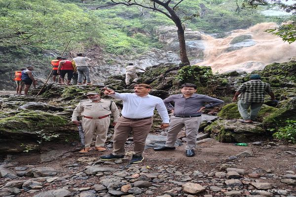  रानी दहरा जलप्रपात में फंसे युवक की तलाश जारी, कलेक्टर ने एसडीआरएफ को बुलाया