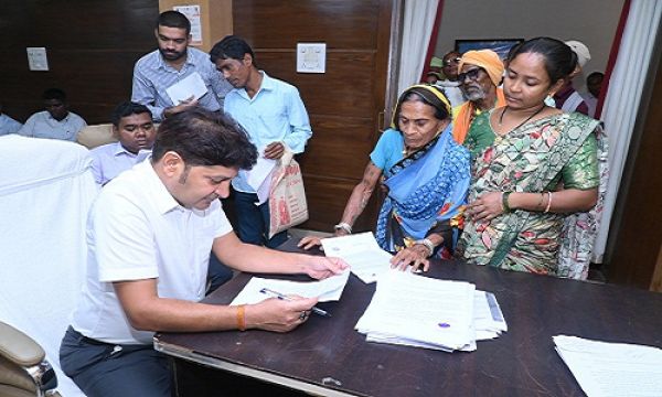 अपर कलेक्टर ने जनदर्शन में सुनी आम नागरिकों की समस्याएं