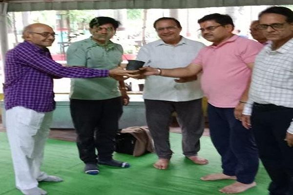  विवेकानंद उद्यान में पर्यावरण संरक्षण एवं संवर्धन के लिए पौधे बांटे गए। 