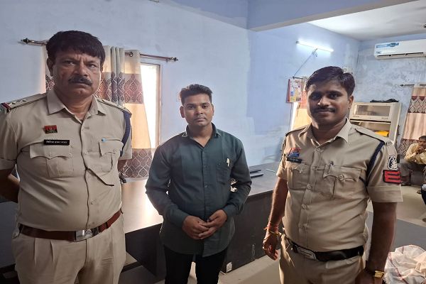  थाना सिटी कोतवाली मुंगेली क्षेत्र में धर्म परिवर्तन करने प्रलोभन देने वाले एवं चंगाई सभा आयोजित करने वाले व्यक्ति के विरूद्ध की गयी कार्यवाही