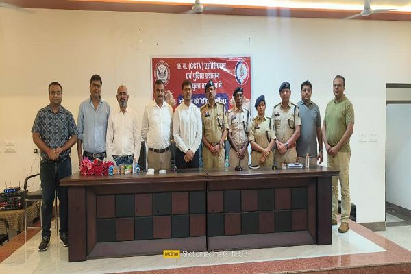 सभी थानों/यातायात की पेट्रोलिंग  वाहनों में हेतु वितरित किए गए लगभग 1000 रेडियम बेल्ट