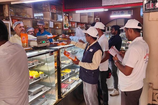 खाद्य-औषधि प्रशासन विभाग कर रहा मिष्ठान दुकानों की जांच