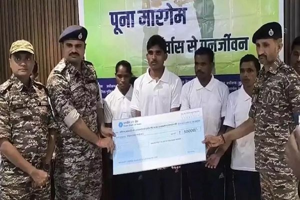9 माओवादियों ने किया आत्मसमर्पण, कइयों पर था लाखों का इनाम