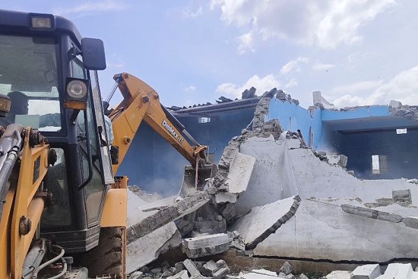 सरकारी जमीन पर बने अवैध चर्च पर बुलडोजर...