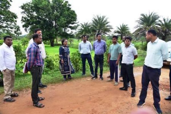 कलेक्टर ने कोदागांव में सर्वे कार्य का किया निरीक्षण