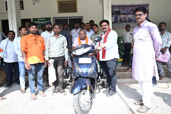 उप मुख्यमंत्री श्री विजय शर्मा ने दिव्यांग युवक को दिया आगे बढ़ने का सहारा