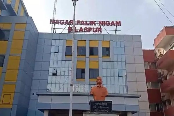 निगम ने 13 दुकानों को किया सील