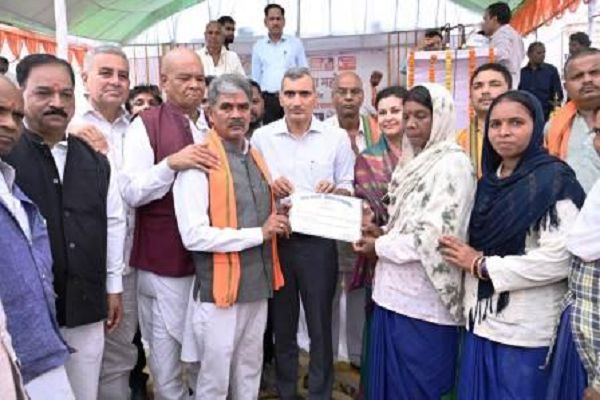 कलेक्टर शर्मा और विधायक ईश्वर साहू ने दी स्वच्छता व विकास की सौगात