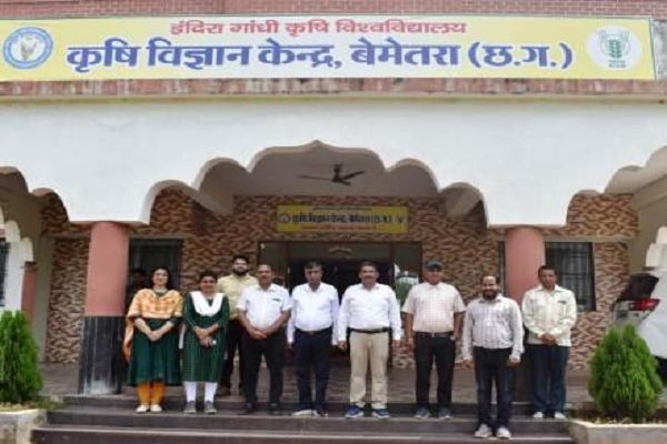 कृषि विज्ञान केन्द्र, बेमेतरा में भारत के विभिन्न प्रदेशों से आए वैज्ञानिकों का भ्रमण