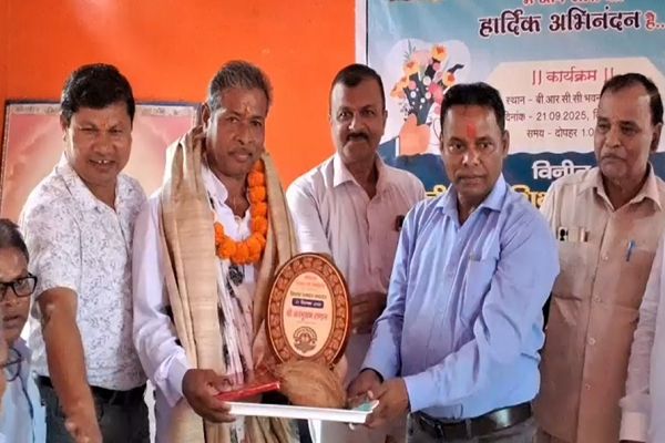 बिलाईगढ़ में शिक्षक सम्मान समारोह, 31 सेवानिवृत्त शिक्षकों को किया गया सम्मानित