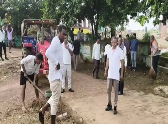 बीजेपी कार्यकर्ताओं ने देवसागर मंदिर में चलाया स्वच्छता अभियान