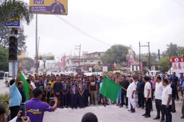 सरगुजा सांसद व महापौर ने मैराथन दौड़ को दिखाई हरी झंडी