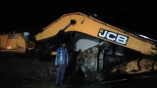 अवैध रेत उत्खनन पर कड़ी कार्रवाई, एक चैन माउंटेन वाहन जप्त