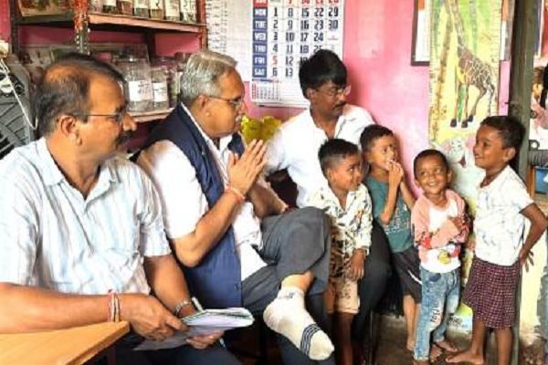 संदीप शर्मा का महासमुंद दौरा, योजनाओं की जमीनी हकीकत देखी, अधिकारियों को दिए निर्देश