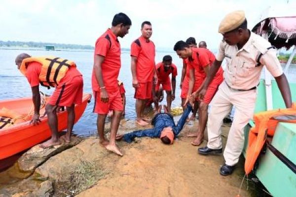 मॉकड्रिल- झुमका जलाशय में डूबते को बचाया, टापू में फंसे थे 2 मछुवारे सहित 10 लोग