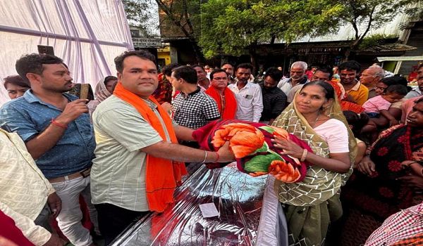 जन्मदिन पर अनूठी पहल : नगर पंचायत अध्यक्ष ने जरूरतमंदों को बांटे कंबल