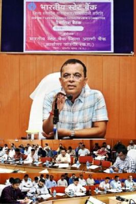 बीमा योजना व किसान क्रेडिट कार्ड में बढ़ाए लाभार्थियों की संख्या : कलेक्टर