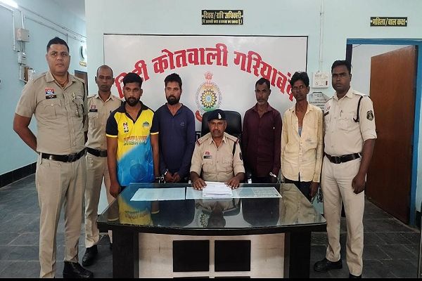  6 नग हीरा के साथ चार आरोपियों को पुलिस ने किया गिरफ्तार