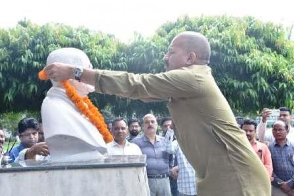 राष्ट्रपिता महात्मा गांधी व पूर्व प्रधानमंत्री लाल बहादुर शास्त्री की जयंती पर माल्यार्पण कर किया नमन