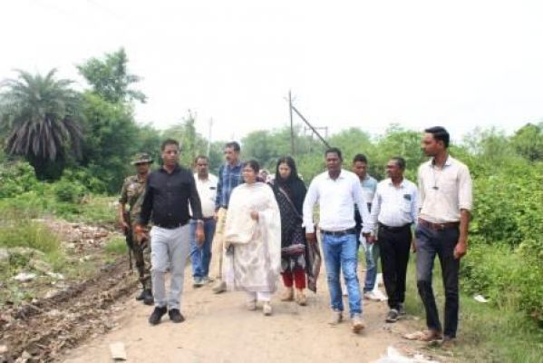 कलेक्टर डॉ कन्नौजे ने सारंगढ़ में वैकल्पिक मार्ग के लिए सीसी रोड बनाने के दिए निर्देश