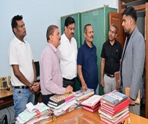 कलेक्टर ने कलेक्टोरेट स्थित कार्यालयों का किया निरीक्षण