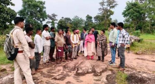 जिला पंचायत अध्यक्ष रीता सोरी द्वारा ग्राम पंचायत कुएमांरी का किया निरीक्षण