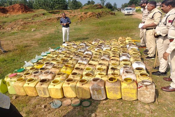 2250 किलो महुआ लाहन और 07 लीटर महुआ शराब जब्त