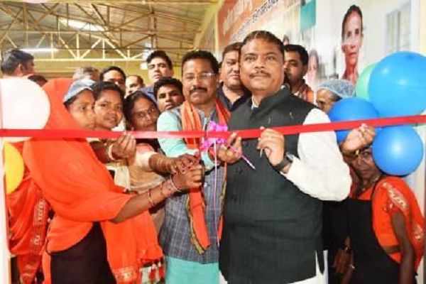 वन मंत्री केदार कश्यप ने कुम्हाररास डेम में &lsquo;बंबू राफ्टिंग&rsquo; का किया शुभारंभ