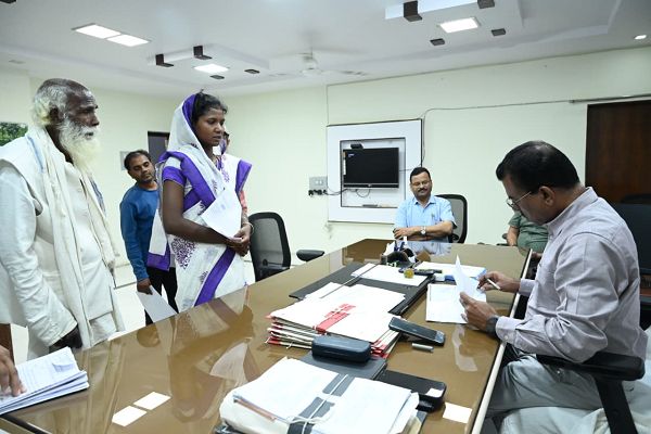 जनदर्शन में पहुंचे 50 आवेदकों की समस्याएं सुनीं, अपर कलेक्टर ने दिए त्वरित कार्यवाही के निर्देश