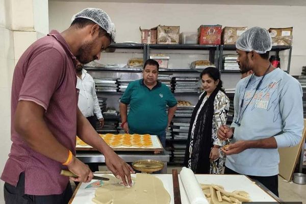 रायगढ़ के चार होटलों में दबिश