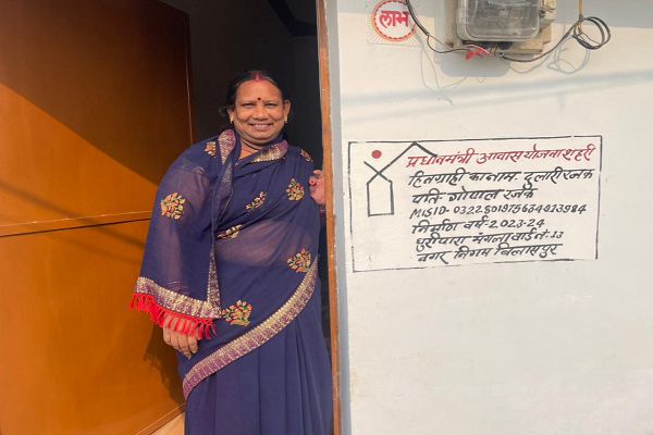 पक्के घर की पहली दिवाली, दुलारी बाई ने कहा अब जीवन हुआ रोशन