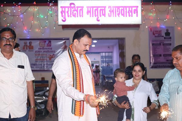 स्वास्थ्य मंत्री श्री श्याम बिहारी जायसवाल ने मरीजों और अस्पताल स्टाफ के साथ मनाई दिवाली, फल और मिठाई किया वितरित