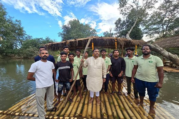 तीरथगढ़ में बांस की नाव पर रोमांच