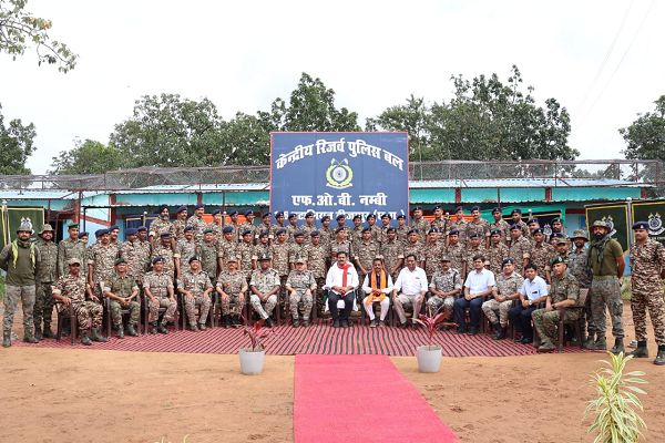  उपमुख्यमंत्री श्री विजय शर्मा ने दूरस्थ ग्राम नंबी में सीआरपीएफ कैंप के जवानों से की मुलाकात