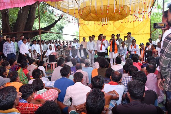 उप मुख्यमंत्री श्री विजय शर्मा सुकमा जिले के सुदूर वनांचल ग्राम दुलेड कैम्प का किया निरीक्षण