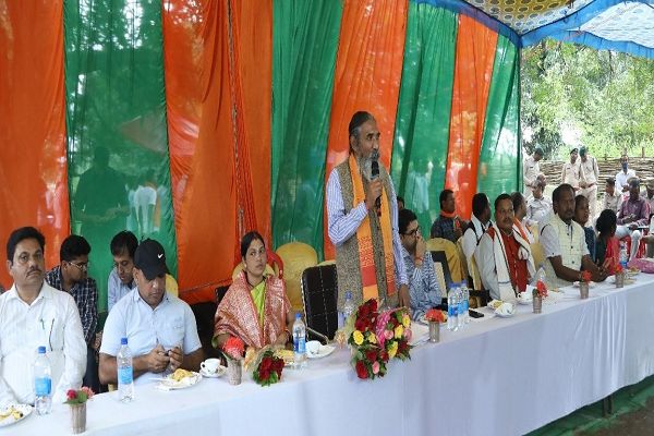 उप मुख्यमंत्री श्री विजय शर्मा ने उत्तर बस्तर कांकेर के दूरस्थ ग्राम माहला के ग्रामीणों से किया वर्चुअल संवाद