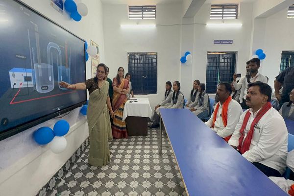बच्चों के संग विद्यार्थी बने उपमुख्यमंत्री श्री विजय शर्मा